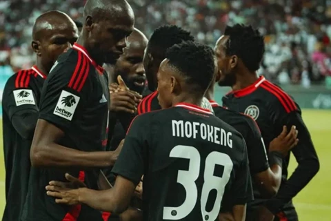 بخطأ فادح مشترك.. أورلاندو بايرتس يتقدم على الأهلي بهدف أول